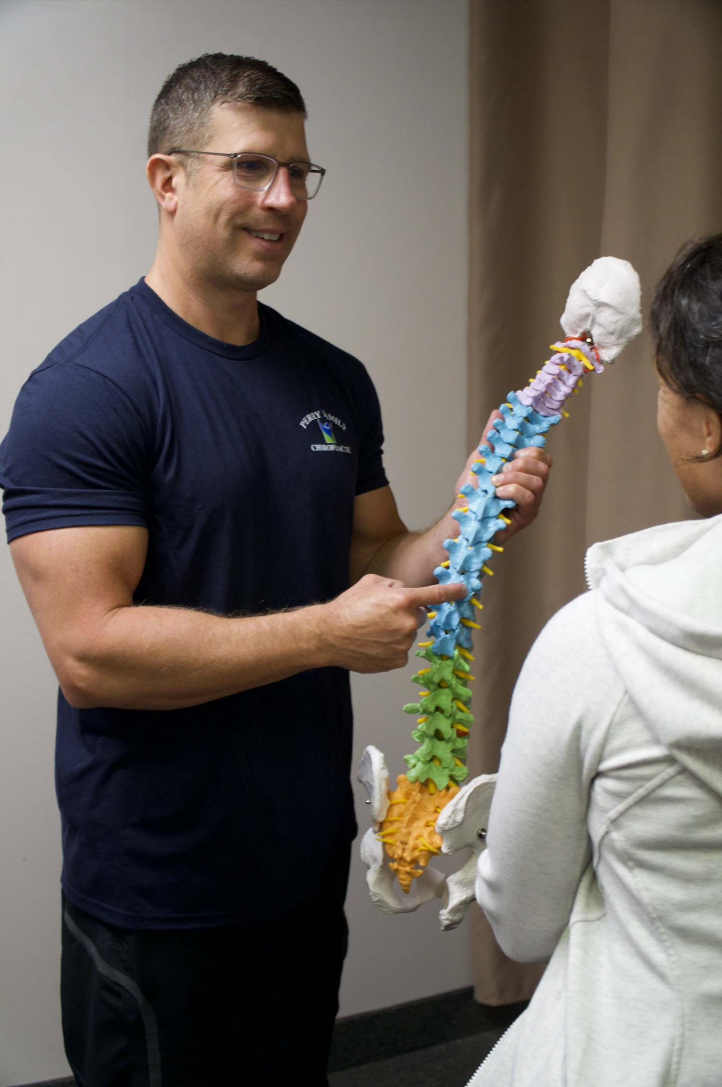 perry-family-chiropractic-chiropractor-explaining-spinal-health